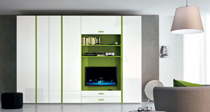 Armadio bianco e verde con TV incorporato